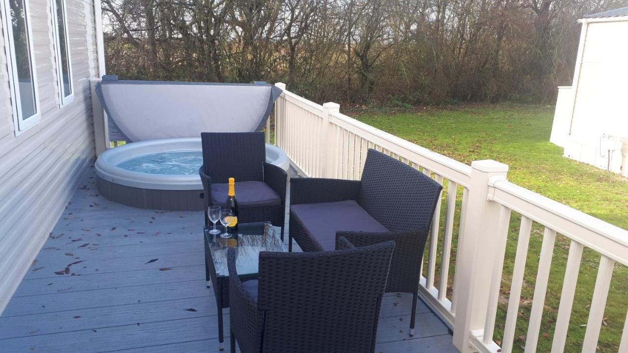 Ksr Hot Tub Holiday Home At Tattershall Lakes Buitenkant foto
